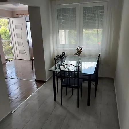 בית נופש Jani Vendeghaz Ground Floor & באלאטונפורד