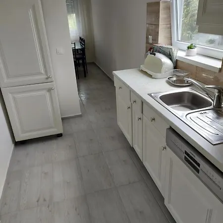 Jani Vendeghaz Ground Floor & בית נופש באלאטונפורד